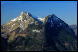 5D3_01134  -  <strong>Mont Julioz<br/>Derrière nous, le Mont Colombier et la Dent de Rossanaz sont déjà au soleil.</strong><br/>Le Châtelard - Avril 2017