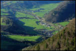 5D3_01135  -  <strong>Mont Julioz<br/>Les villages de La Compôte et d’École sont resserrés entre reliefs et prés verdoyants.</strong><br/>Le Châtelard - Avril 2017