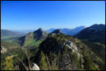 5D3_01145  -  <strong>Mont Julioz<br/>Du sommet, côté Nord, la suite de l'arête au premier plan, le Roc des Bœufs et Banc Plat au second plan et au fond le massif des Bornes avec la Tournette.</strong><br/>Le Châtelard - Avril 2017