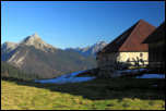 IMG_28508  -  <strong>En montant à la Pointe de la Galoppaz<br/>Le chalet de La Buffaz devant le Colombier</strong>	<br/>Aillon-Le-Jeune (73) - Décembre 2015
