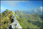 IMG_37070  -  <strong>Traversée Dent des Portes - Banc Plat<br/>Sur l'arête avec Banc Plat en ligne de mire et la Tournette en toile de fond.</strong><br/>Doucy-en-Bauges (73) - Septembre 2016