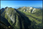 IMG_37202  -  <strong>Traversée Pécloz - Mont d'Armenaz - Pointe de la Fougère<br/>Au sommet du Pécloz, vue plongeante sur la Pointe des Arlicots, le vallon et la Dent d'Arclusaz.</strong><br/>Ecole (73) - Septembre 2016