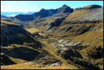 IMG_37756  -  <strong>Pointe de Sales<br/>La Pointe de Dérochoir et la Pointe de Platé surplombent le vallon et les chalets de Sales</strong> <br/>Sixt - Octobre 2016