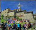 5D3_03405-03406  -  <strong>L'ensemble des masques sous l'église d'Yvoire</strong><br/>Carnaval Vénitien - Yvoire 2017